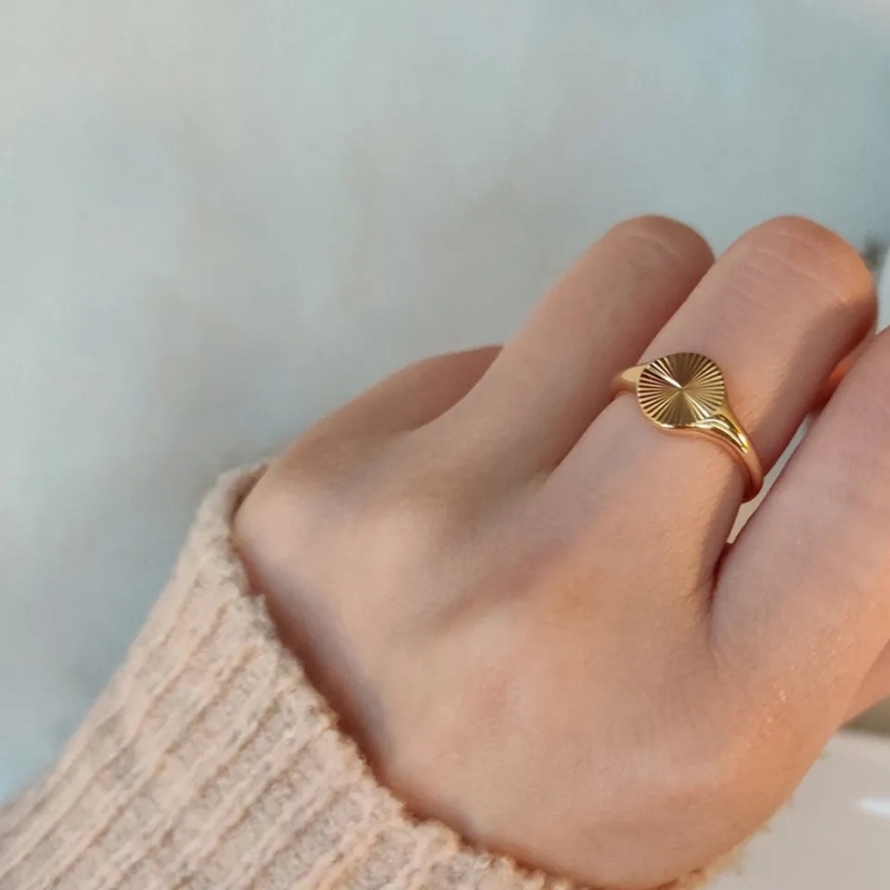 Stylish Chunky Signet Wave Ring - Picture 4 of 7
